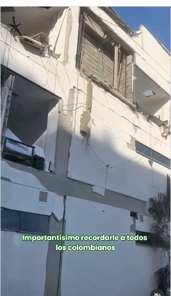 Fachada de un edificio afectado; mensaje de solidaridad y constancia publicado por Lucas Restrepo.