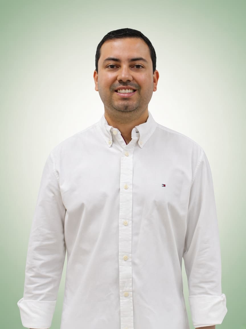 Lucas Restrepo Jiménez, retrato de estudio con camisa blanca